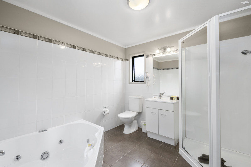 Ken Liang New Premium 2 bedroom Suite bathroom with spa bath